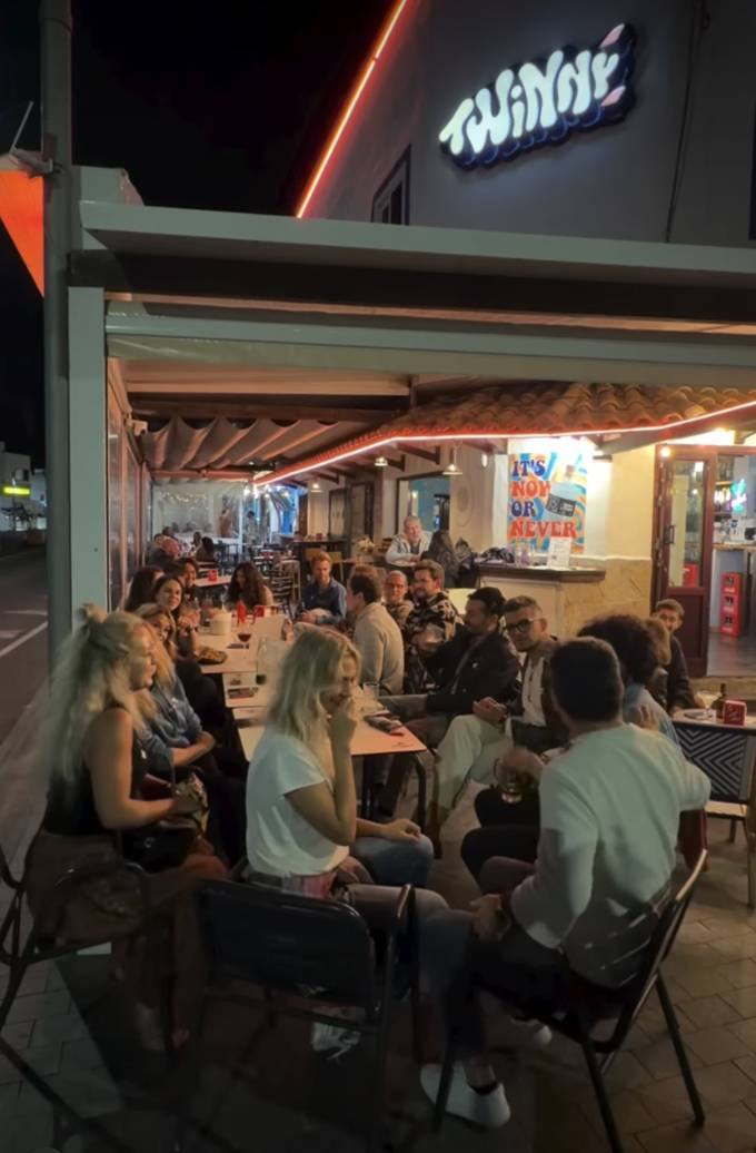Terraza de noche con neón