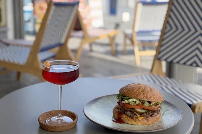 Hamburguesa y cóctel en la terraza